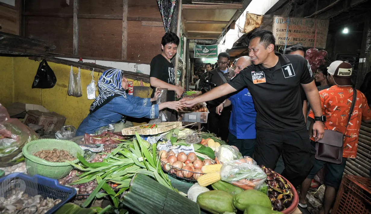 Cagub DKI Jakarta, Agus Harimurti Yudhoyono menyalami pedagang Pasar Sumur Batu, Kemayoran, Jakarta, Senin (28/11). Selain meminta doa dan dukungan, Agus Harimurti dengarkan keluh kesah warga dan pedagang. (Liputan6.com/Yoppy Renato)
