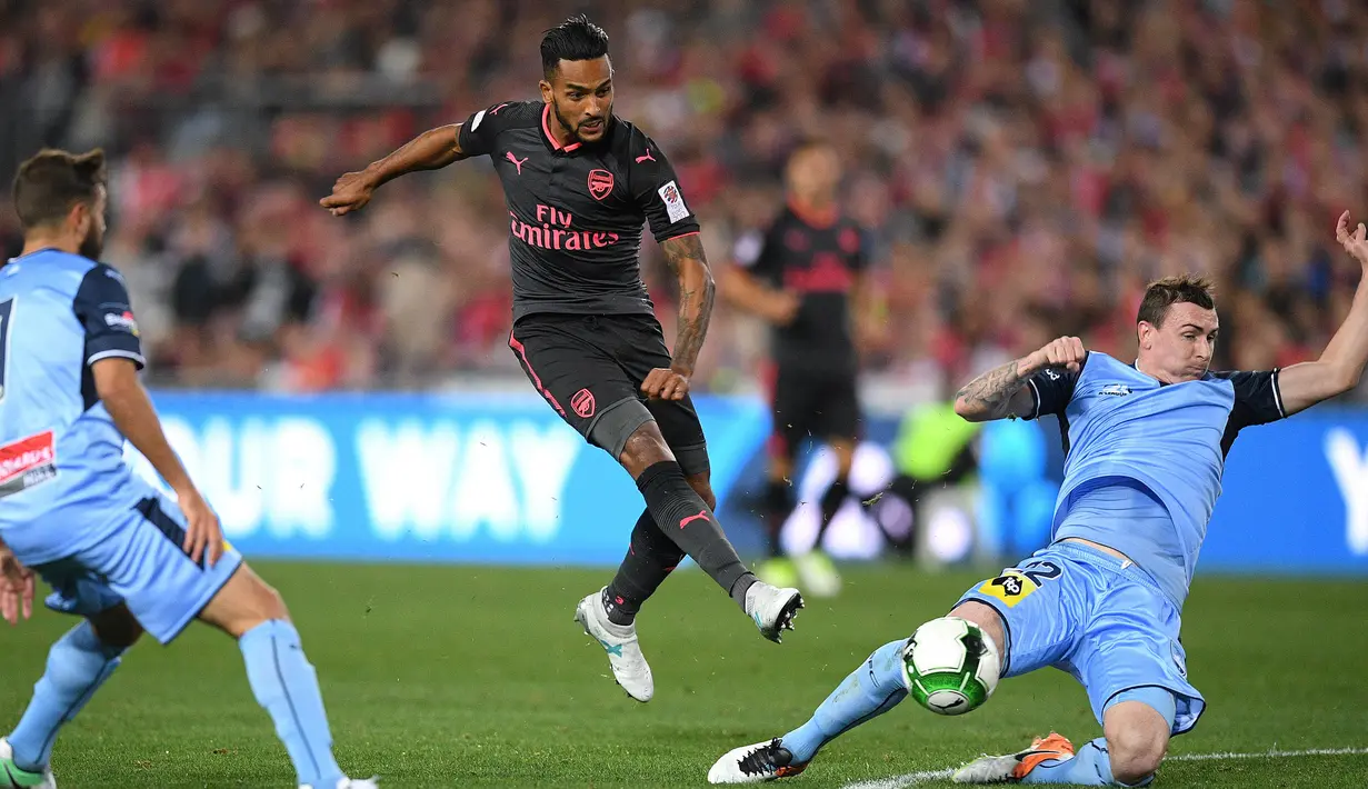 Penyerang Arsenal, Theo Walcott, berusaha membobol gawang Sydney FC pada laga persahabatan di Stadion ANZ, Sydney, Kamis (13/7/2017). Arsenal menang 2-0 atas Sydney FC. (EPA/Dan Himbrechts)