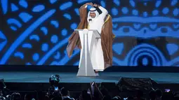Presiden Dewan Olimpiade Asia (OCA) Sheikh Ahmad Al Fahad Al Sabah membuat gestur "cinta" ala artis K-pop saat memberi sambutan dalam Upacara Penutupan Asian Games 2018 di Stadion Utama GBK, Jakarta, Minggu (2/9). (ANTARA FOTO/INASGOC/Rosa Panggabean)