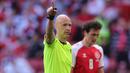 Wasit Anthony Taylor dan timnya patut diapresiasi karena keputusannya untuk menghentikan pertandingan sementara setelah insiden kolapsnya Eriksen. Peranannya sangat penting untuk mengembalikan suasana pertandingan kembali kondusif. (Foto: AFP/Pool/Friedemann Vogel)