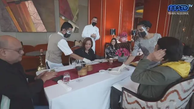 Momen Tissa Biani Ikut Keluarga Maia Estianty Dinner, Santap Hidangan Berhias Emas. (Sumber: YouTube/MAIA ALELDUL TV)