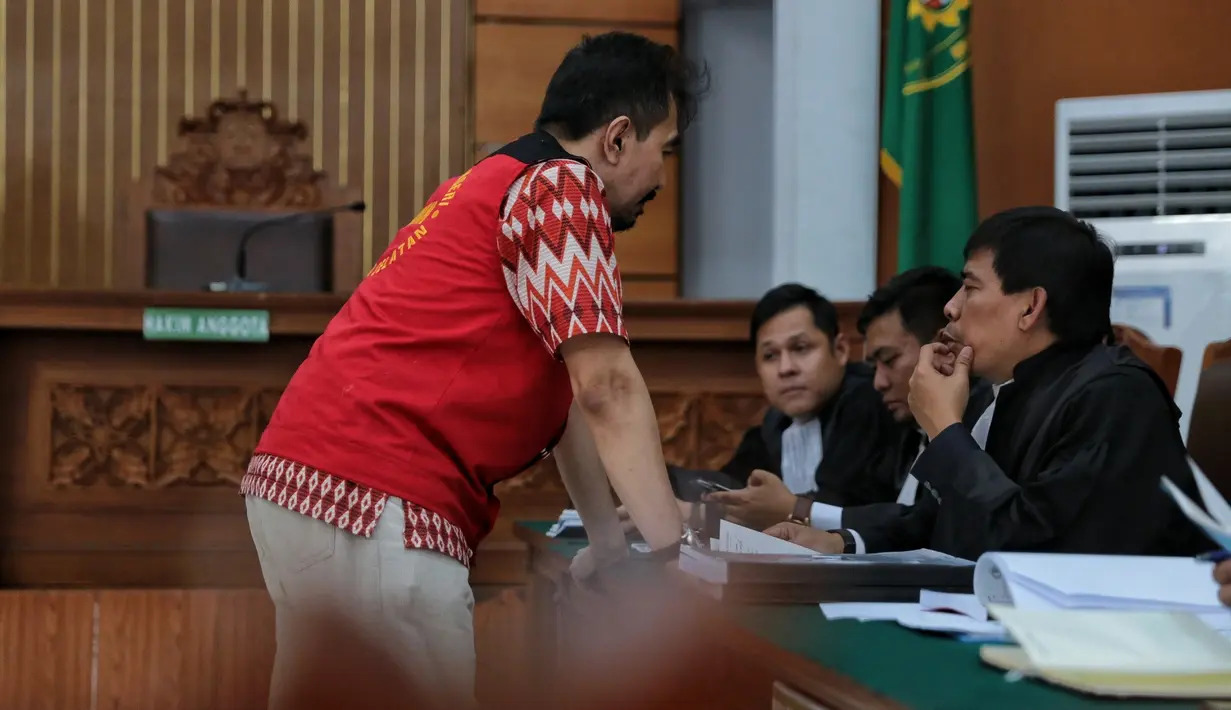 "Gua doain fotonya nggak jadi, erorr," ujar Gatot di Pengadilan Negeri Jakarta Selatan, kawasan Ampera, Jakarta Selatan, Selasa (17/10/2017). (Adrian Putra/Bintang.com)