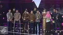 Wapres Jusuf Kalla bersama Dirut SCTV, Sutanto Hartono foto bersama dengan pemenang Liputan6 Awards 2016 kategori Pantang Menyerah di Studio 6 Emtek City, Jakarta, Kamis (26/5/2016). (Liputan6.com/Herman Zakharia)
