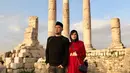 Penyanyi Mulan Jameela dan Ahmad Dhani foto bersama di situs bersejarah Kuil Hercules yang berada di Kota Amman, Yordania. Selain Yerusalem, Mulan dan Dhani juga memilih berbagai situs bersejarah di Yordania. (Instagram/@mulanjameela1)