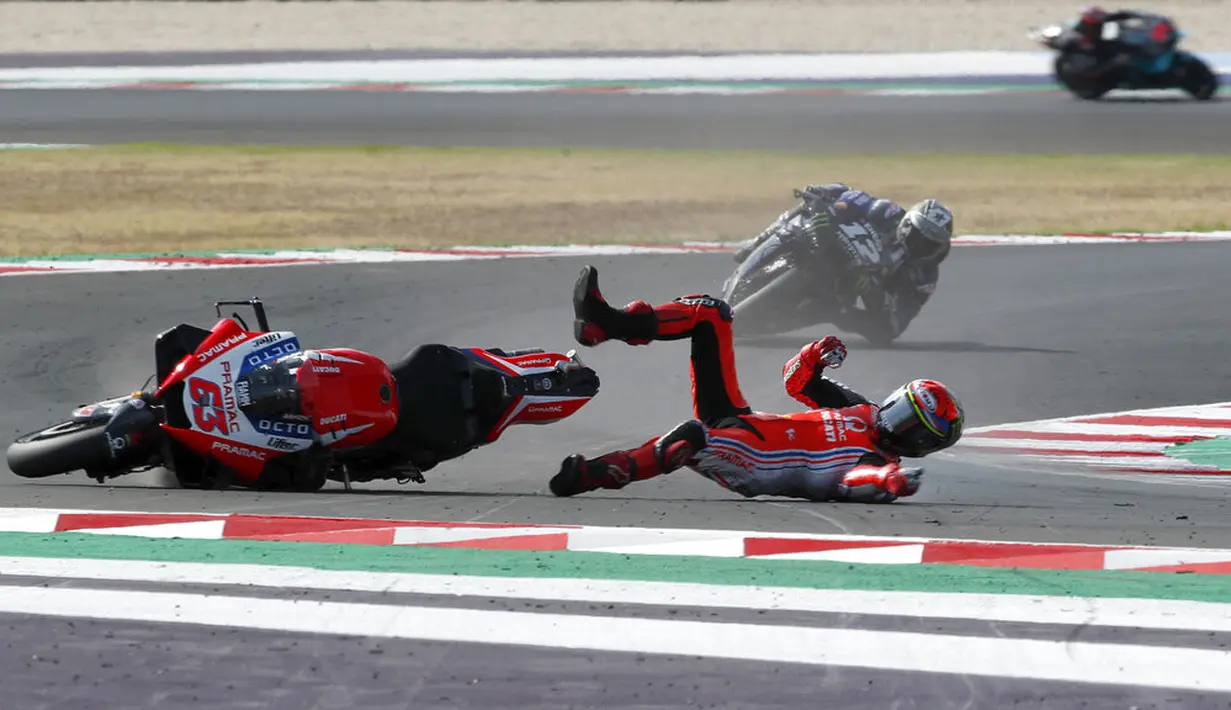 Pembalap Pramac Racing, Francesco Bagnaia, terjatuh saat balapan MotoGP Emilia Romagna di Sirkuit Misano, Italia, Minggu (20/9/2020). Bagnaia yang sempat memimpin balapan gagal menjadi juara setelah terjatuh pada lap ke-21. (AP/Antonio Calanni)