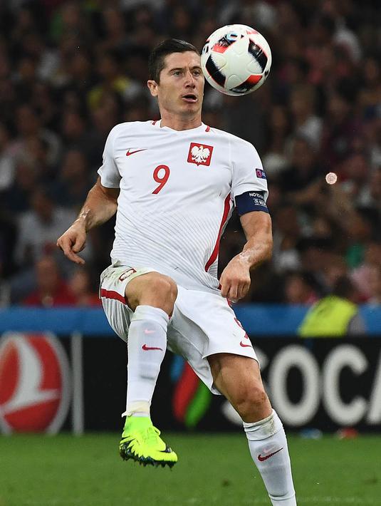 1. Robert Lewandowski, gagal memburu Jamie Vardy membuat Arsenal coba mengincar striker Polandia ini. Menurut The Sun, meski baru memperpanjang kontrak dengan Munchen, Arsene Wenger yakin bisa mendapatkan Lewandowski. (AFP/Anne-Christine Poujoulat)