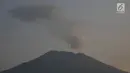 Hembusan asap putih dari kawah Gunung Agung terlihat dari Karangasem, Bali, Rabu (6/12). Pusat Vulkanologi dan Mitigasi Bencana Geologi (PVMBG) menyatakan Gunung Agung masih dalam status level IV atau awas. (Liputan6.com/Immanuel Antonius)