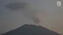 Hembusan asap putih dari kawah Gunung Agung terlihat dari Karangasem, Bali, Rabu (6/12). Pusat Vulkanologi dan Mitigasi Bencana Geologi (PVMBG) menyatakan Gunung Agung masih dalam status level IV atau awas. (Liputan6.com/Immanuel Antonius)