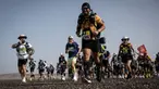 Sejumlah pelari berkompetisi pada stage pertama Marathon des Sables 2023 yang menempuh antara Jebel Irhs hingga Oued Tijekht di Gurun Sahara, Maroko, 24 April 2023. Ajang yang berlangsung dari 21 April hingga 1 Mei 2023 tersebut diikuti oleh 1200 pelari dan akan menempuh 250 km. (AFP/Jean-Philippe Ksiazek)