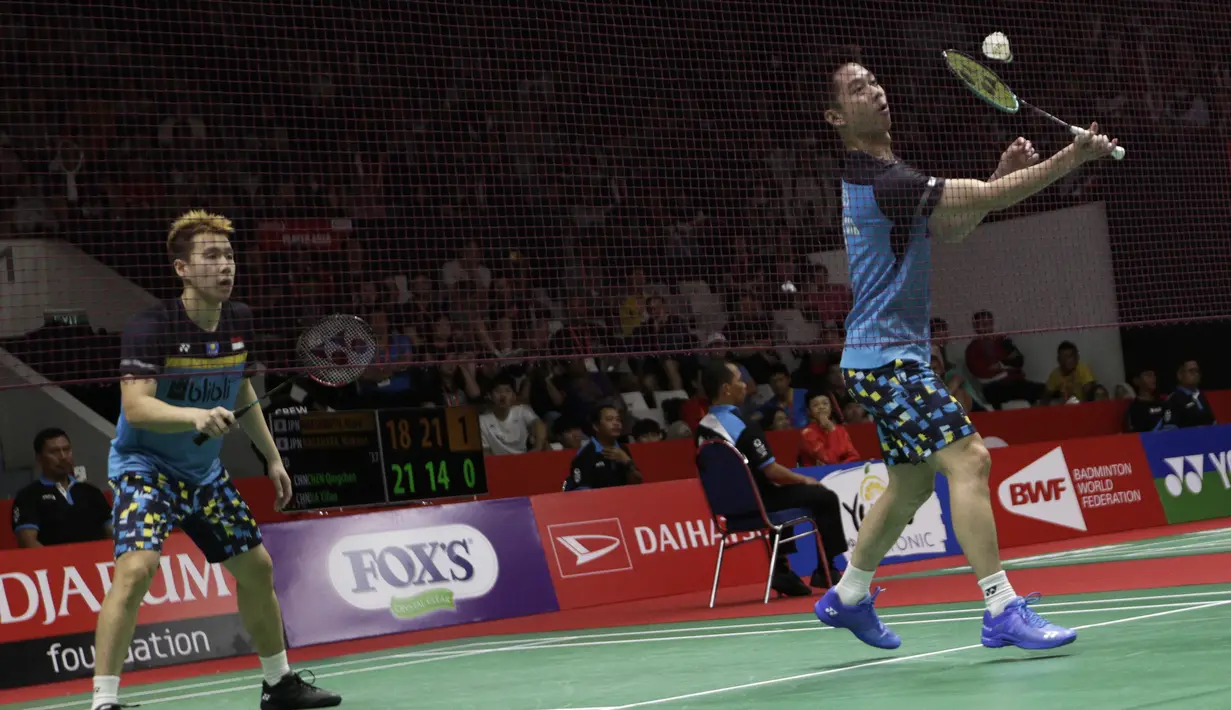 Ganda putra Indonesia, Kevin Sanjaya, berusaha memukul kok saat melawan rekan senegaranya pada Indonesia Masters 2019 di Istora Senayan, Jakarta, Jumat (25/1). Kevin / Marcus lolos ke semifinal. (Bola.com/Yoppy Renato)