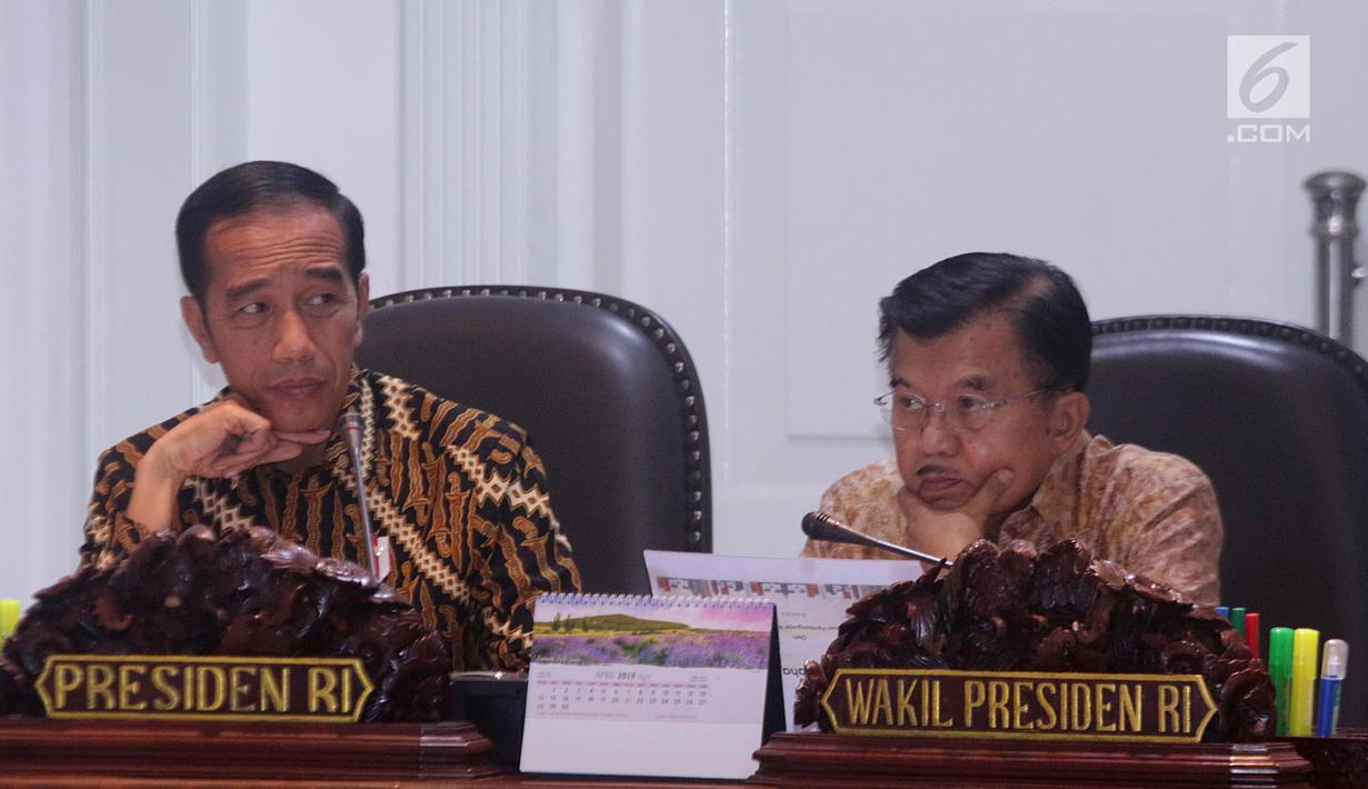 Ekspresi Presiden Joko Widodo (kiri) dan Wapres Jusuf Kalla saat memimpin rapat terbatas di Kantor Presiden, Jakarta, Senin (29/4/2019). Rapat dihadiri Kepala Bappenas Bambang Brodjonegoro, Mendag Enggartiasto Lukita, Menko Polhukam Wiranto, dan Menhan Ryamizard Ryacudu. (Liputan6.com/HO/Radi)