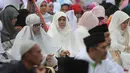  Istri Jokowi, Iriana tampak berada di antara jamaah wanita di Balaikota (Liputan6.com/Herman Zakharia) 