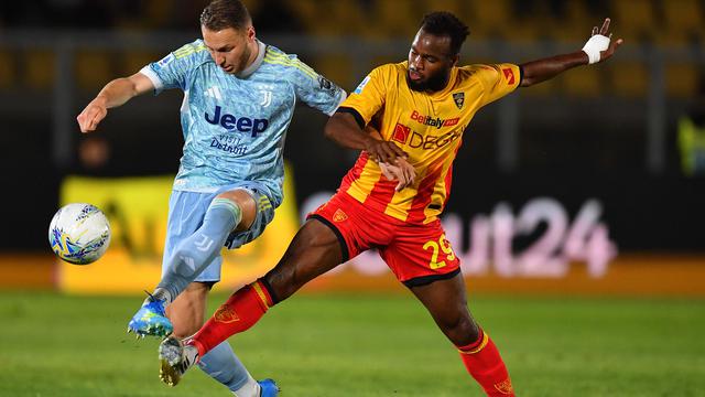 Pemain Lecce Lassana Coulibaly (kanan) dan pemain Juventus Teun Koopmeiners