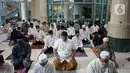 Para jemaah melaksanakan salat Idul Adha di Masjid Fatahillah Balai Kota, Jumat (31/7/2020). Selain mengenakan masker, para jemaah juga harus mengambil jarak sekitar satu meter dari sisi kiri dan kanan. (Liputan6.com/Immanuel Antonius)