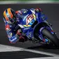 Pembalap Team Suzuki Ecstar, Alex Rins, beraksi di lintasan Sirkuit Silverstone, di MotoGP Inggris, Minggu (25/8). Alex Reins tampil jadi kampiun di balap ini. (Dok. Suzuki).