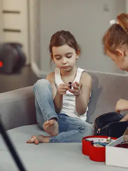 Di era digital seperti sekarang, membagikan momen tumbuh kembang anak di media sosial sudah menjadi hal yang sangat umum. Dari foto pertama saat lahir hingga keseharian yang menggemaskan, semuanya terasa sayang untuk tidak dibagikan. (foto/dok: freepik)