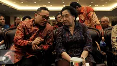 Ketua Umum PDIP, Megawati Soekarnoputri bersama Ketua MPR Zulkifli Hasan, saat hadir dalam seminar nasional dan bedah buku Revolusi Pancasila di JCC, Jakarta, Selasa (27/10). Buku Revolusi Pancasila merupakan karya Yudi Latif. (Liputan6.com/Johan Tallo)