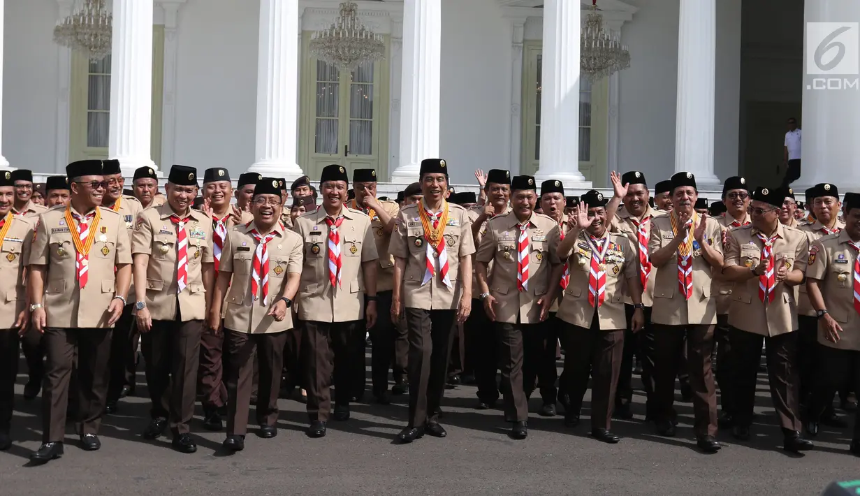 Presiden Joko Widodo (Jokowi) berfoto bersama pengurus kwartir Pramuka masa bakti 2018-2023 seusai pelantikan di Istana Merdeka, Kamis (27/12). Jokowi melantik Budi Waseso alias Buwas sebagai Ketua Kwarnas Gerakan Pramuka. (Liputan6.com/Angga Yuniar)
