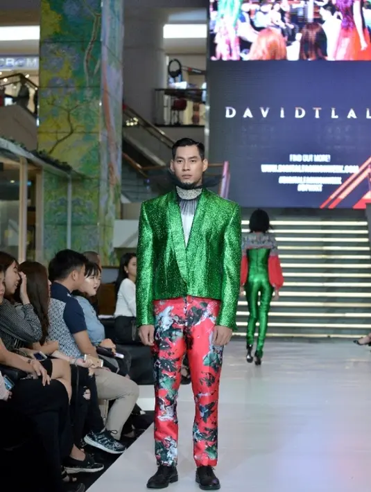 Di awal tahun 2011, David Tlale meluncurkan koleksi Made In The City dengan 92 model yang berjalan di atas Nelson Mandela Bridge  (Liputan6.com/Pool/DFW 2017)