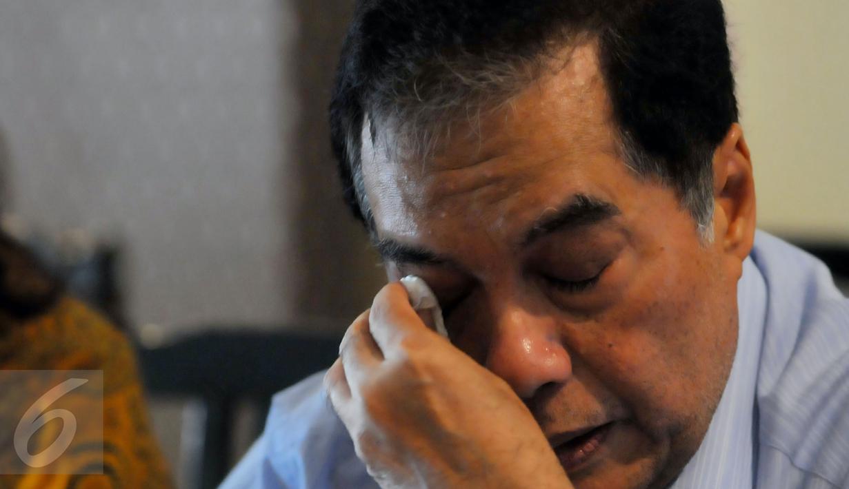 Anggota keluarga Allya Siska Nadya menangis saat menggelar konferensi pers terkait kasus Klinik chiropractic di Jakarta, (08/01). Allya meninggal setelah menjalani terapi di klinik chiropractic kawasan Pondok Indah. (Liputan6.com/Faisal R Syam)