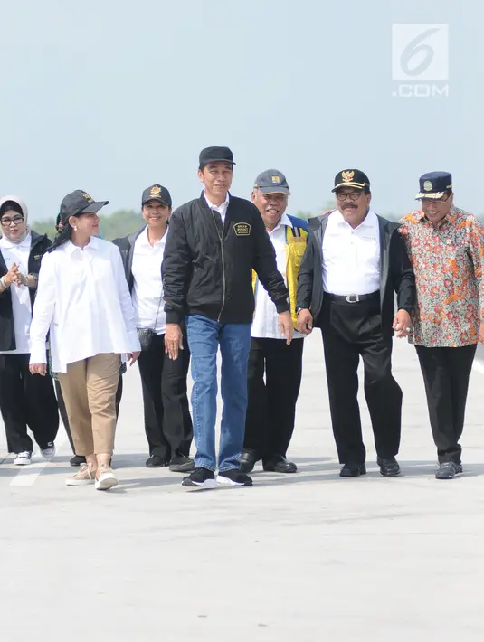 Presiden Joko Widodo didampingi Ibu Negara Iriana Joko Widodo dan sejumlah menteri meninjau ruas jalan tol Trans-Jawa seusai peresmian di Jawa Timur, Kamis (20/12). Jokowi meresmikan empat ruas tol Trans Jawa seksi Jawa Timur. (Liputan6.com/Angga Yuniar)