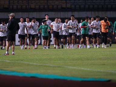 Timnas Indonesia menjalani latihan resmi terakhir menjelang laga pertama uji coba FIFA Matchday menghadapi Curacao di Stadion Gelora Bandung Lautan Api, Sabtu, 24 September 2022. Latihan yang digelar pada Jumat (23/9/2022) malam WIB tersebut diikuti oleh seluruh 23 pemain yang dipanggil pelatih Shin Tae-yong. (Bola.com/Bagaskara Lazuardi)