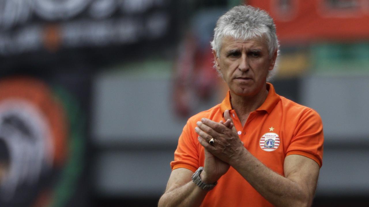 Pelatih Persija Jakarta, Ivan Kolev, memberikan instruksi kepada pemainnya saat melawan 757 Kepri Jaya. (Bola.com/Yoppy Renato)