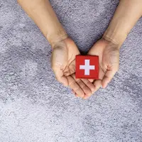 Simak penjelasan seputar asal-usul, makna, serta sosok dibalik organisasi Palang Merah. (Foto/Dok: freepik.com/sema_srinouljan)