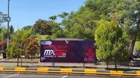 Suasana menjelang balapan MXGP Sumbawa 2023 di Bandara Udara Sultan Muhammad Kaharuddin III, Jumat (23/6/2023). (Bola.com/Wiwig Prayugi)