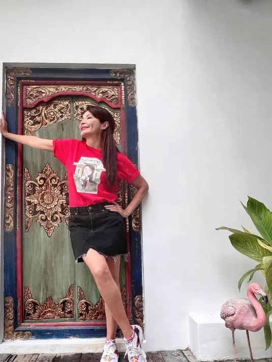 Tetap kasual dan minimalis dengan kaus dan sneaker ala Tamara Bleszynski [@tamarableszynskiofficial]