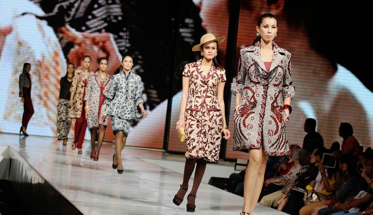 Para model berlenggak-lenggok diatas catwalk dalam acara Jakarta Fashion dan Food Festival. Senin (19/5/2014) (Liputan6.com/Faizal Fanani)