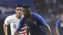 Aksi pemain Prancis, Ousmane Dembele (kanan) melewati adangan pemain Amerika, Joe Corona pada laga uji coba di Groupama stadium, Decines, Lyon (9/6/2018). Prancis dan Amerika bermain imbang 1-1. (AP/Laurent Cipriani)