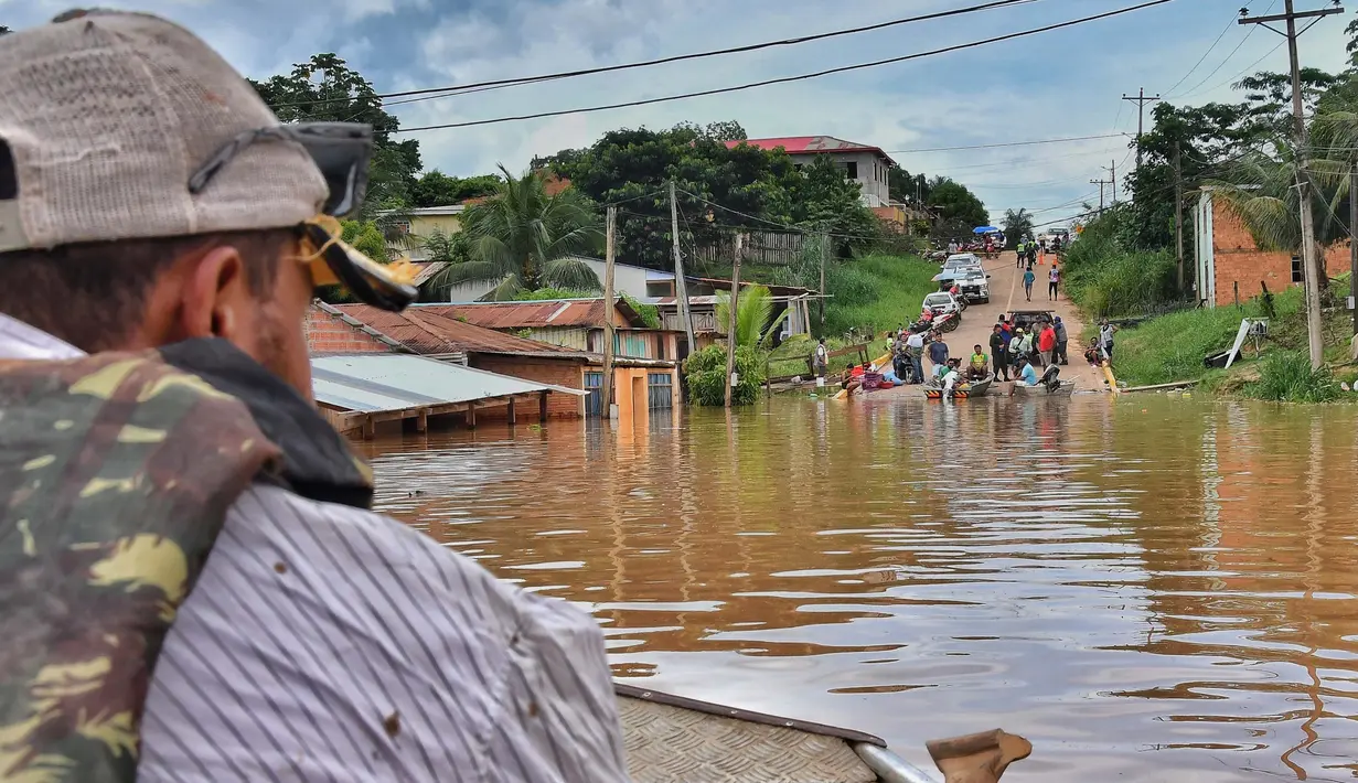 Ratusan warga terpaksa harus dievakuasi. (STRINGER/AFP)