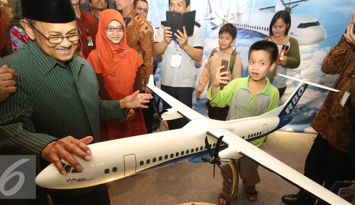  Presiden ke-3 RI, Bacharuddin Jusuf Habibie melihat produk yang dipamerkan saat pembukaan Habibie Festival di Museum Nasional, Jakarta, Kamis (11/8). Acara diadakan dalam rangka merayakan ulang tahun B.J Habibie ke-80. (Liputan6.com/Immanuel Antonius)