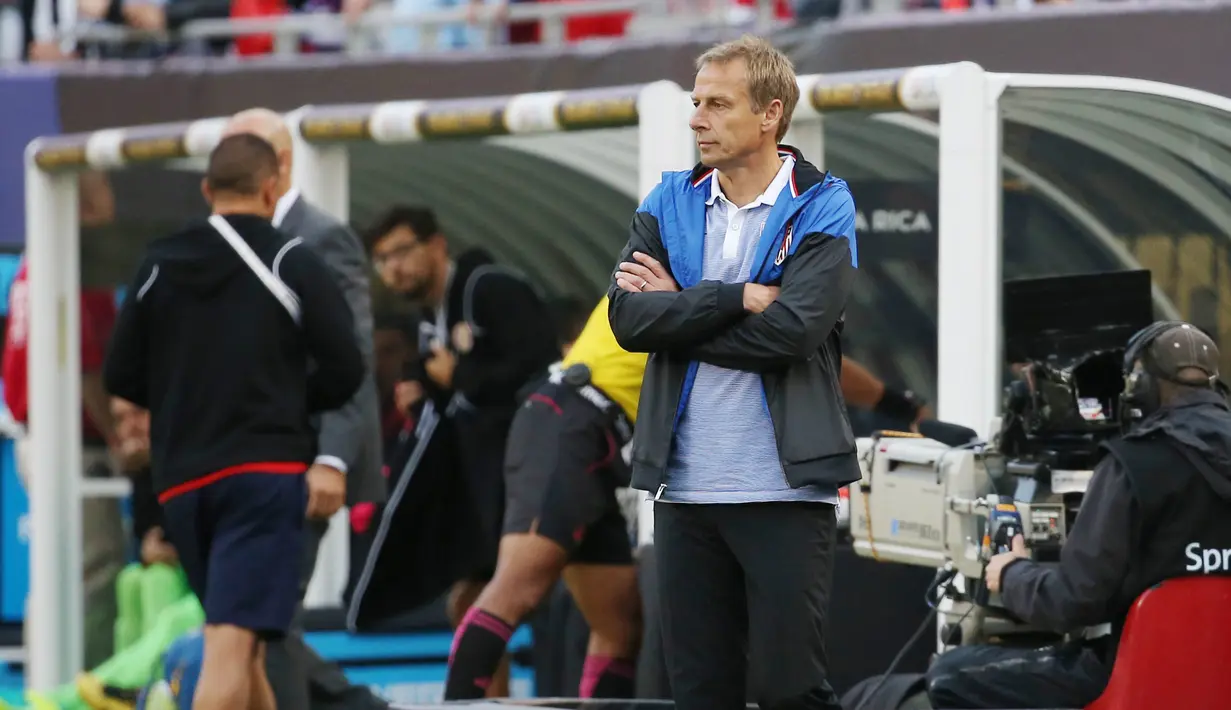 Pelatih AS, Jurgen Klinsmann, saat menyaksikan anak asuhnya berlaga melawan Kosta Rika pada laga penyisihan Grup A Copa America Centenario 2016 di Chicago, Illinois, AS, (8/6/2016) WIB. (AFP/Tasos Katopodis)