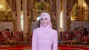 Potret lain memperlihatkan sesi pemotretan individu. Dengan latar ruangan kerajaan, Anisha Rosnah tampak begitu anggun mengenakan baju kurung ombre pink yang indah. Penampilan Anisha kian sempurna dengan hijab warna senada. [@anisharsnh/@mateen_anishh]