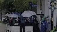 Dramatis, Wisudawan USU Medan Naik Pikap Terobos Banjir yang Menggenangi Jalanan Kampus