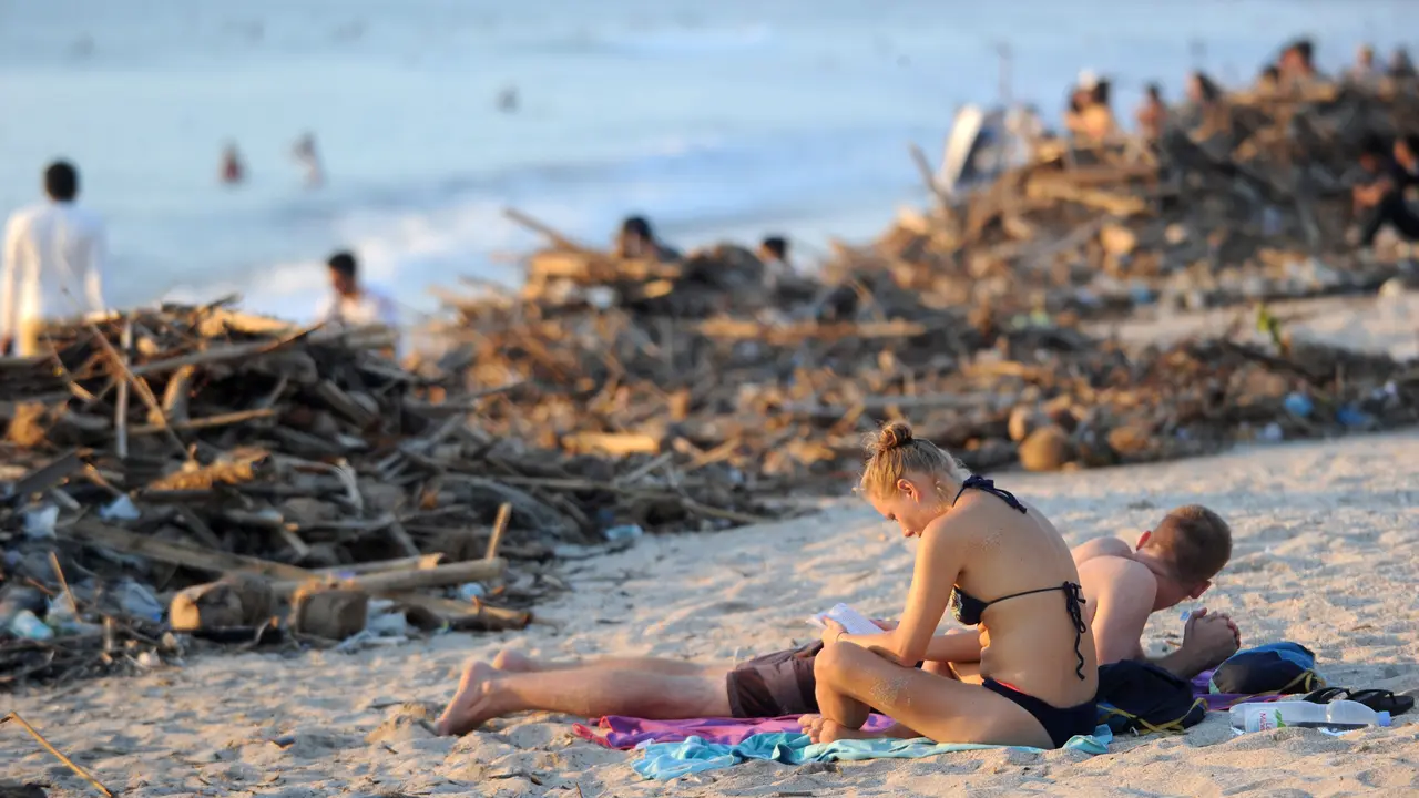 Pantai Kuta Bali Penuh Tumpukan Sampah
