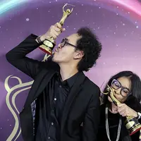 Digelarnya AMI Awards 2017 tadi malam di Taman Mini Indonesia Indah (TMII), Jakarta Timur, telah melahirkan sejumlah nama sebagai pemenang. Membawa pulang piala, begini ekspresi musisi Indonesia yang berhasil menang. (Deki Prayoga/Bintang.com)