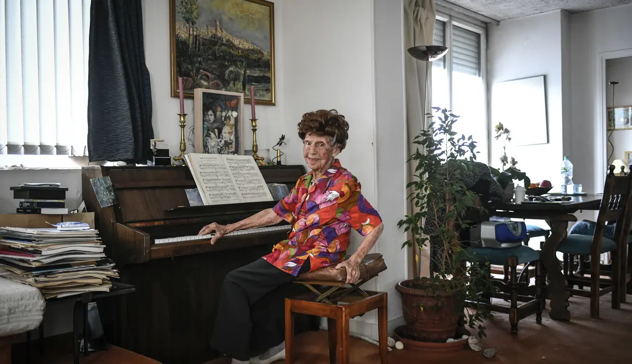 Maze adalah seorang guru piano di sebagian besar hidupnya, dan baru setelah menginjak usia 100 tahun ia mulai membangun basis penggemar yang signifikan - melalui halaman Facebook-nya. (Stéphane DE SAKUTIN / AFP)