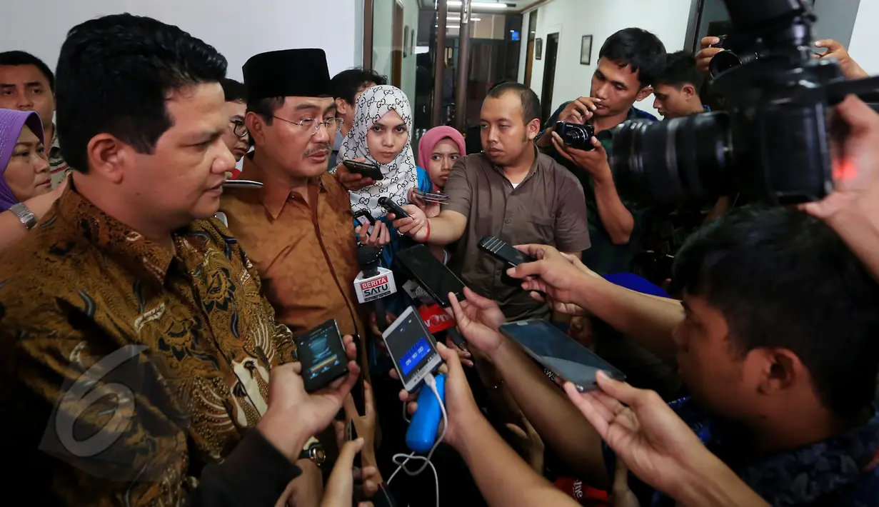Ketua KPU, Husni Kamil Manik dan Ketua DKPP, Jimly Asshiddiqie memberikan keterangan pada wartawan usai rapat tertutup di Jakarta, Jumat (5/6/2015). KPU, DKPP dan Bawaslu melakukan rapat koordinasi jelang Pilkada serentak 2015. (Liputan6.com/Johan Tallo)