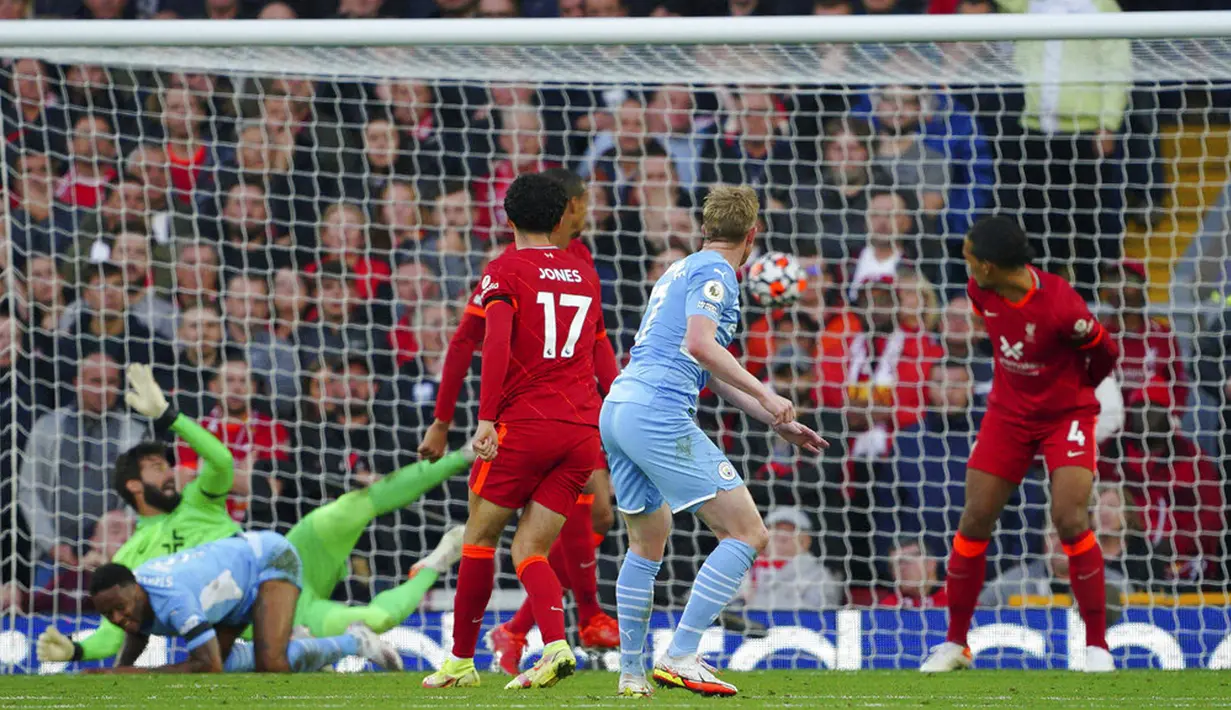 Pemain Manchester City Kevin De Bruyne (kedua kanan) mencetak gol ke gawang Liverpool pada pertandingan Liga Inggris di Anfield, Liverpool, Inggris, Minggu (3/10/2021). Pertandingan berakhir imbang 2-2. (Peter Byrne/PA via AP)