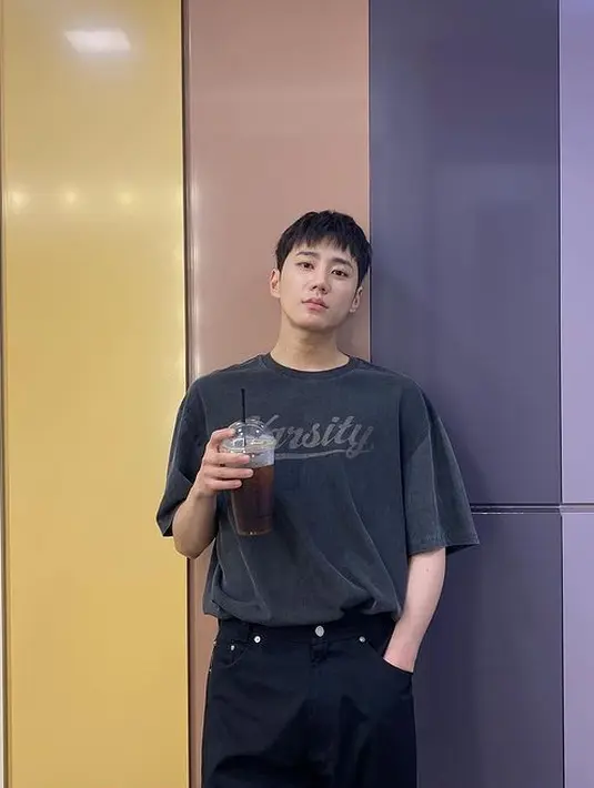 Lee Jun Young juga diketahui suka mendengar lagu-lagu dari grup indie Korea, 406 Project yang semua membernya adalah perempuan. (Foto: Instagram/real_2junyoung)