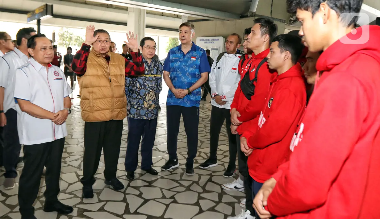 "(Kepada Timnas Voli Indonesia) selamat datang kembali ke Tanah Air setelah melakukan laga yang sangat luar biasa di Iran dalam rangka AVC Senior Men's," ucap Imam Sudjarwo kala menyaksikan kedatangan Farhan Halim dan kawan-kawan di Bandara Soekarno-Hatta. (Liputan6.com/Angga Yuniar)