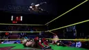 Seorang penggulat yang dikenal Aero Boy melompat menyerang lawannya, Dragon Rojo Jr yang terbaring di atas ring saat pertandingan gulat di Arena Neza di pinggiran Mexico City, Meksiko (28/10). (Reuters/ Carlos Jasso)