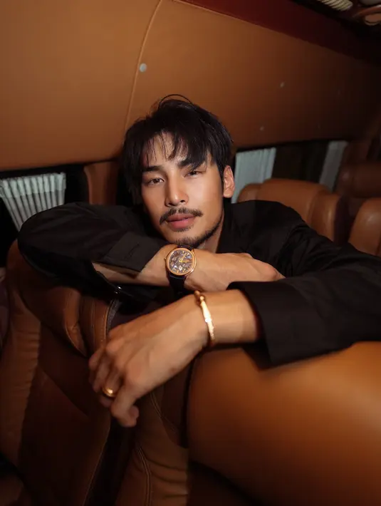 Apo difoto mengenakan Piaget Possession dan Polo Skeleton. Tampak gelang dan cincin keemasan yang dipakainya. [Piaget]