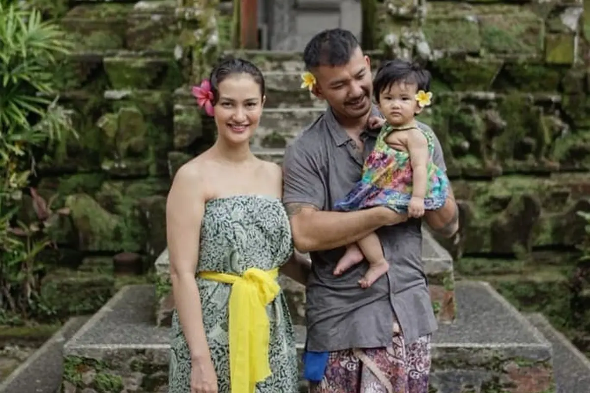 [Bintang] Bikin Iri, Ini 8 Foto Kekompakan Keluarga Rio Dewanto dan Atiqah Hasiholan