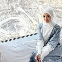 Tampilan teduh menyejukkan Anissa Aziza dengan hijab saat umrah. [@anissaaziza].