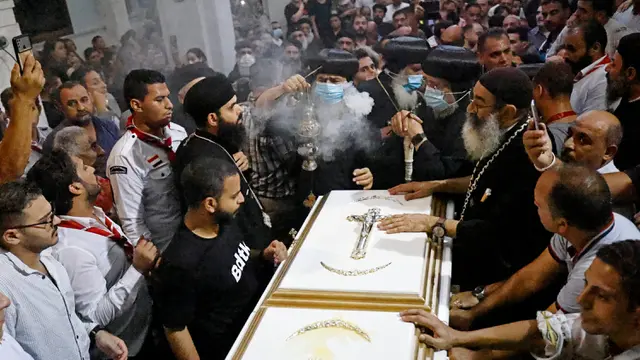 Suasana Duka Pemakaman Korban Tewas Kebakaran Gereja Koptik di Mesir
