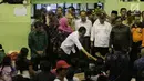 Presiden Jokowi menyalami warga saat mengunjungi lokasi pengungsian Gor Sweca Pura, Klungkung, Bali, Salasa (26/9). Dalam kunjungannya Jokowi memberikan bantuan sebesar 7,1 Miliar. (Liputan6.com/Gempur M Surya)